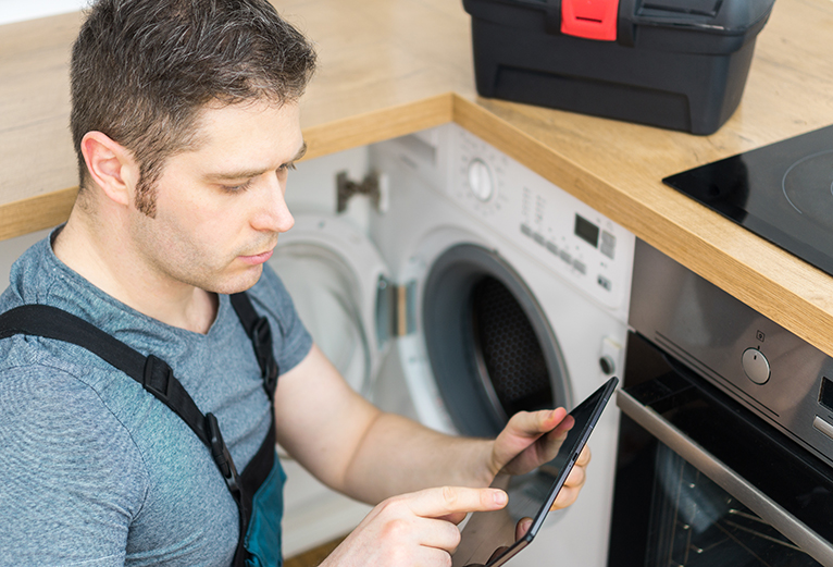 Trades technology: Tradesman inside house using tablet