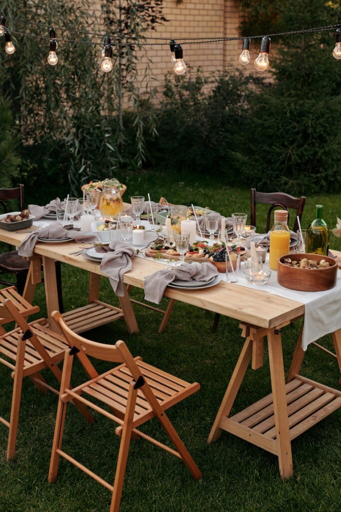 Outdoor design: Fairy lights over outdoor dining set