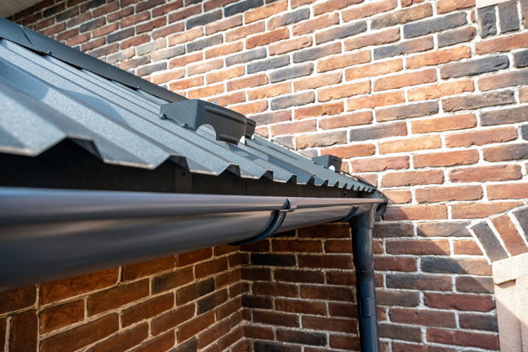 How to install guttering | Rated People