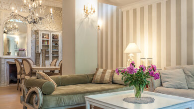 Picture of a living room with striped walls in beige and white