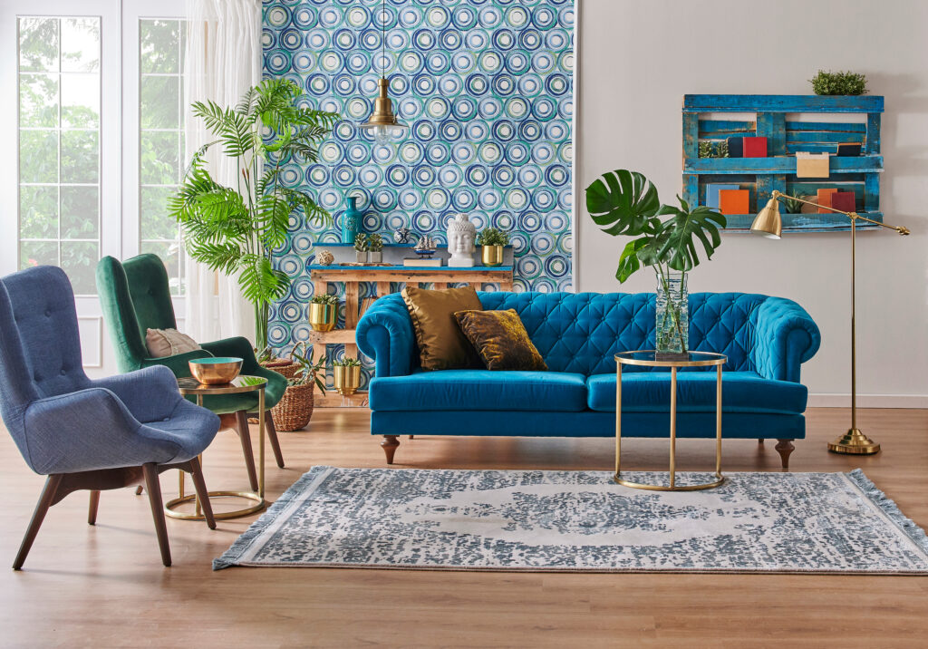 Afbeelding van een woonkamer met blauw behang